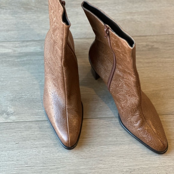 A. Marinelli Side Zip Brown Embossed Stunning Boots! Size 7 -Excellent condition - Picture 3 of 8